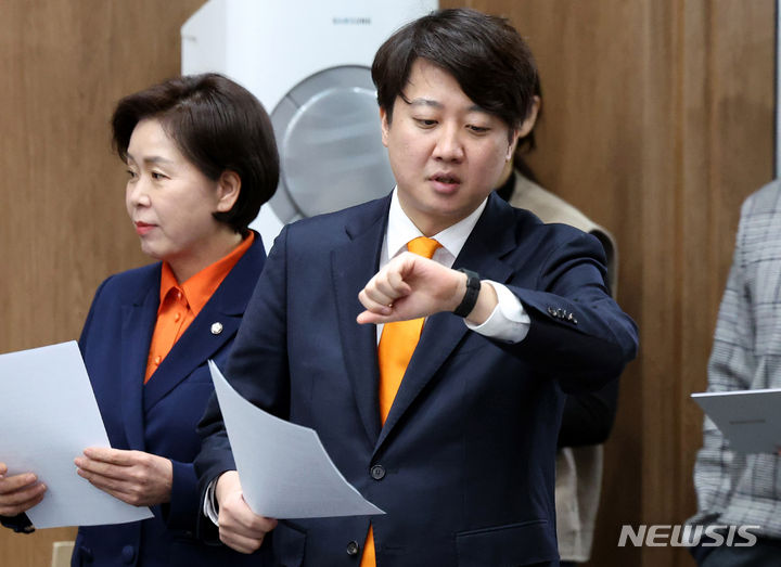 [서울=뉴시스] 추상철 기자 = 이준석 개혁신당 대표가 4일 오전 서울 여의도 국회에서 개혁신당 릴레이 정책 발표에 앞서 시계를 보고 있다. 2024.02.04. scchoo@newsis.com