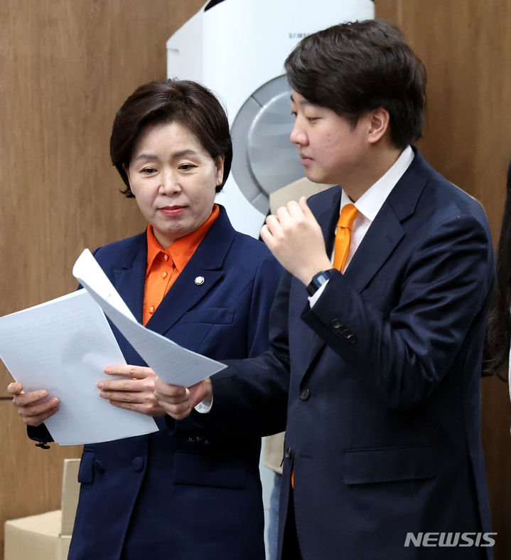 [서울=뉴시스] 추상철 기자 = 이준석 개혁신당 대표와 양향자 원내대표가 4일 오전 서울 여의도 국회에서 개혁신당 릴레이 정책 발표 준비를 하고 있다. 2024.02.04. scchoo@newsis.com