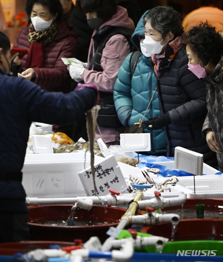 [광주=뉴시스] 박기웅 기자 = 설 명절을 앞둔 4일 오전 대목 장날을 맞은 광주 북구 말바우시장이 제수용품을 구입하기 위해 장을 보러 나온 시민들로 붐비고 있다. 2024.02.04. pboxer@newsis.com