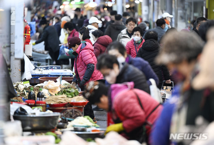 [광주=뉴시스] 박기웅 기자 = 설 명절을 앞둔 4일 오전 대목 장날을 맞은 광주 북구 말바우시장이 제수용품을 구입하기 위해 장을 보러 나온 시민들로 붐비고 있다. 2024.02.04. pboxer@newsis.com