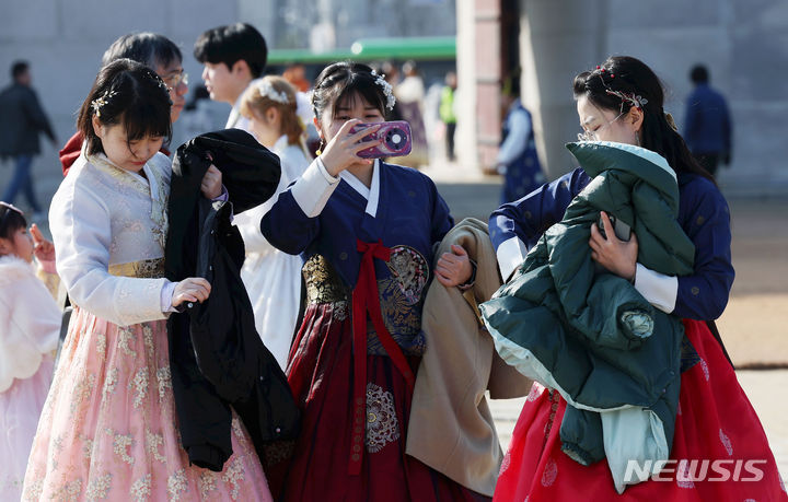 [서울=뉴시스] 홍효식 기자 = 절기상 봄이 시작되는 입춘이자 포근한 날씨를 보인 4일 서울 종로구 경복궁을 찾은 관람객들이 외투를 벗어 손에 들고 있다. 2024.02.04. yesphoto@newsis.com