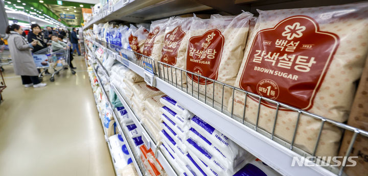 [서울=뉴시스] 정병혁 기자 = 서울시내 대형마트에 설탕이 진열되어 있다. 2024.02.04. jhope@newsis.com