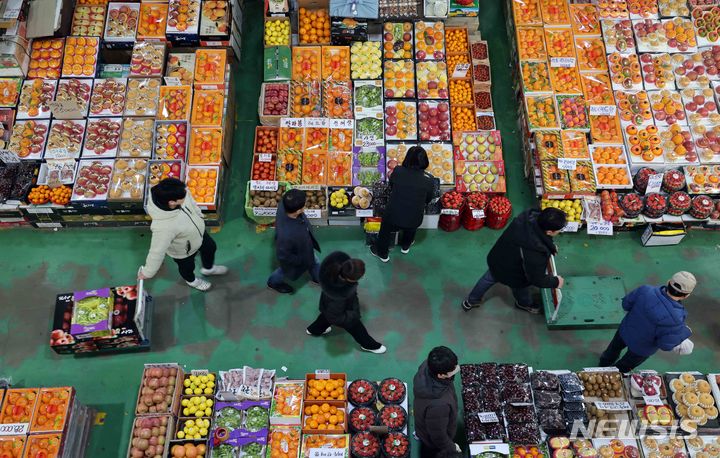 [부산=뉴시스] 부산 해운대구 반여농산물도매시장을 찾은 시민들이 선물용 또는 제수용 과일을 구입하고 있다. (사진=뉴시스 DB) photo@newsis.com