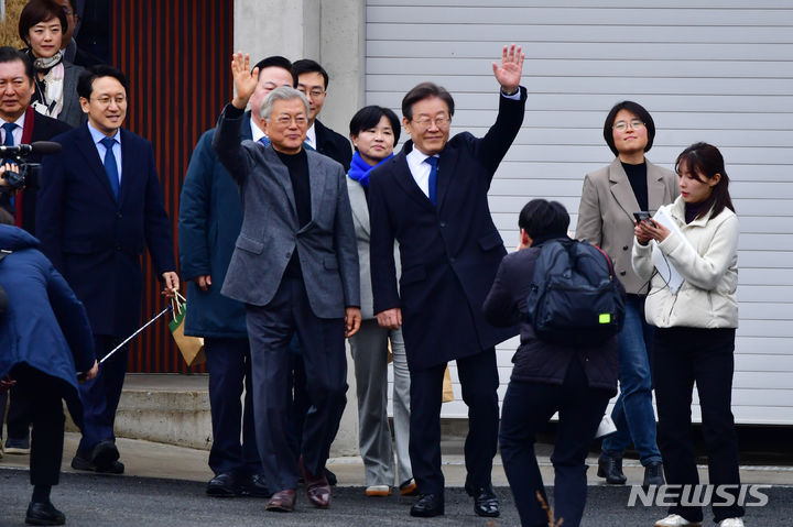 [양산=뉴시스] 차용현 기자 = 4일 오후 경남 양산시 소재 대통령 사저에서 문재인 전 대통령과 더불어민주당 이재명 대표가 지지자들에게 손을 들어 인사하고 있다. 2024.04.04.con@newsis.com