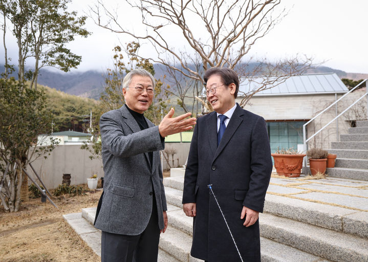 [서울=뉴시스] 추상철 기자 = 이재명 더불어민주당 대표가 지난 4일 경남 양산시 평산마을 문재인 전 대통령 사저를 찾아 문 전 대통령과 대화를 나누고 있다. (사진=더불어민주당 제공) 2024.02.04. photo@newsis.com *재판매 및 DB 금지