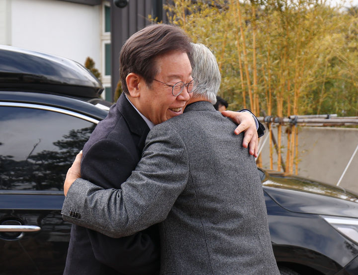 [서울=뉴시스] 추상철 기자 = 이재명 더불어민주당 대표가 4일 경남 양산시 평산마을 문재인 전 대통령 사저를 찾아 문 전 대통령과 부둥켜 안으며 인사 나누고 있다. (사진=더불어민주당 제공) 2024.02.04. photo@newsis.com *재판매 및 DB 금지