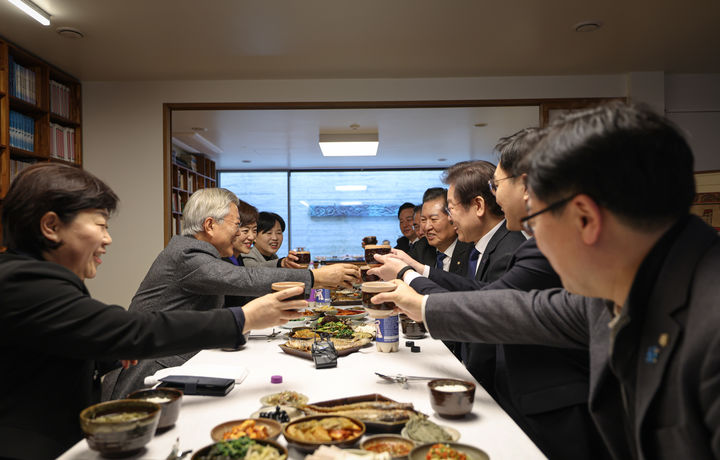 [서울=뉴시스] 추상철 기자 = 이재명 더불어민주당 대표와 당 지도부가 4일 문재인 전 대통령을 예방, 경남 양산시 평산마을 사저를 찾아 오찬을 함께하며 문 전 대통령과 건배하고 있다. (사진=더불어민주당 제공) 2024.02.04. photo@newsis.com *재판매 및 DB 금지