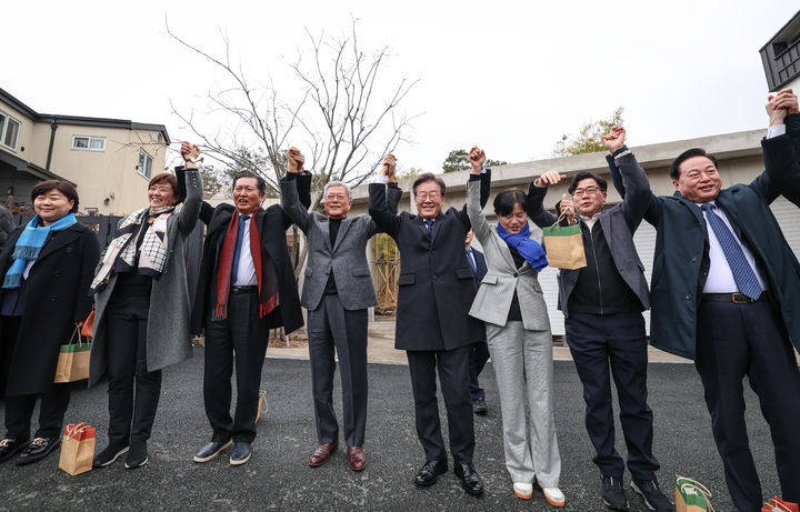 [서울=뉴시스] 추상철 기자 = 이재명 더불어민주당 대표와 당 지도부가 4일 문재인 전 대통령을 예방, 경남 양산시 평산마을 사저를 찾아 문 전 대통령과 함께 손을 맞잡아 들어올리고 있다. (사진=더불어민주당 제공) 2024.02.04. photo@newsis.com *재판매 및 DB 금지