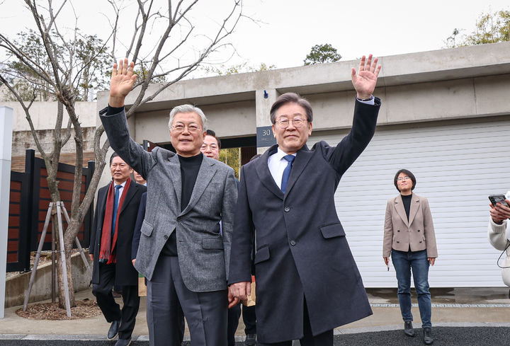 [서울=뉴시스] 추상철 기자 = 이재명 더불어민주당 대표가 4일 문재인 전 대통령을 예방, 경남 양산시 평산마을 사저에서 문 전 대통령과 함께 지지자들을 향해 손을 흔들고 있다. (사진=더불어민주당 제공) 2024.02.04. photo@newsis.com *재판매 및 DB 금지