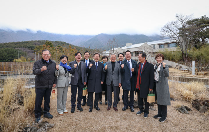[서울=뉴시스] 추상철 기자 = 이재명 더불어민주당 대표와 당 지도부가 4일 문재인 전 대통령을 예방, 경남 양산시 평산마을 사저를 찾아 오찬을 함께한 뒤 기념촬영 하고 있다.(사진=더불어민주당 제공) 2024.02.04. photo@newsis.com *재판매 및 DB 금지