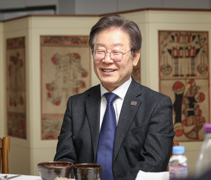 [서울=뉴시스] 추상철 기자 = 이재명 더불어민주당 대표와 당 지도부가 4일 문재인 전 대통령을 예방, 경남 양산시 평산마을 사저를 찾아 오찬을 함께하며 환담하고 있다. (사진=더불어민주당 제공) 2024.02.04. photo@newsis.com *재판매 및 DB 금지