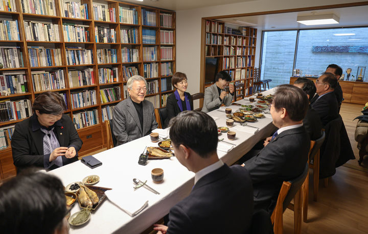 [서울=뉴시스] 추상철 기자 = 문재인 전 대통령이 4일 경남 양산시 평산마을 사저를 예방한 이재명 더불어민주당 대표 및 당 지도부와 오찬을 함께하며 환담하고 있다. (사진=더불어민주당 제공) 2024.02.04. photo@newsis.com *재판매 및 DB 금지