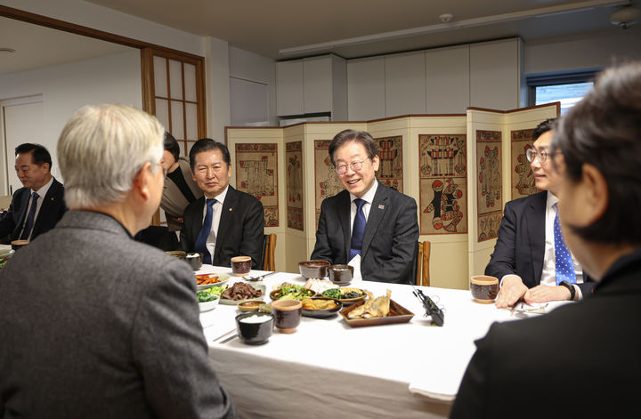 [서울=뉴시스] 추상철 기자 = 이재명 더불어민주당 대표와 당 지도부가 4일 문재인 전 대통령을 예방, 경남 양산시 평산마을 사저를 찾아 오찬을 함께하며 환담하고 있다. (사진=더불어민주당 제공) 2024.02.04. photo@newsis.com *재판매 및 DB 금지