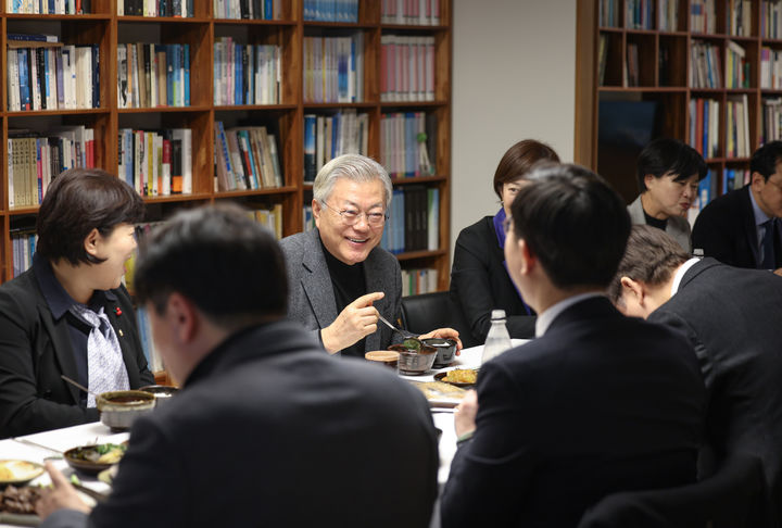 [서울=뉴시스] 추상철 기자 = 문재인 전 대통령이 4일 경남 양산시 평산마을 사저를 예방한 이재명 더불어민주당 대표 및 당 지도부와 오찬을 함께하며 환담하고 있다. (사진=더불어민주당 제공) 2024.02.04. photo@newsis.com *재판매 및 DB 금지