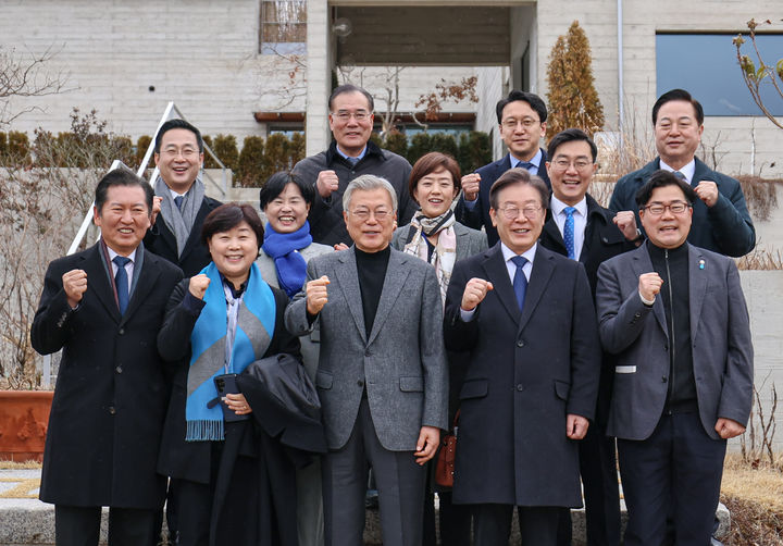 [서울=뉴시스] 추상철 기자 = 이재명 더불어민주당 대표와 당 지도부가 4일 문재인 전 대통령을 예방, 경남 양산시 평산마을 사저를 찾아 오찬을 함께한 뒤 기념촬영 하고 있다.(사진=더불어민주당 제공) 2024.02.04. photo@newsis.com *재판매 및 DB 금지