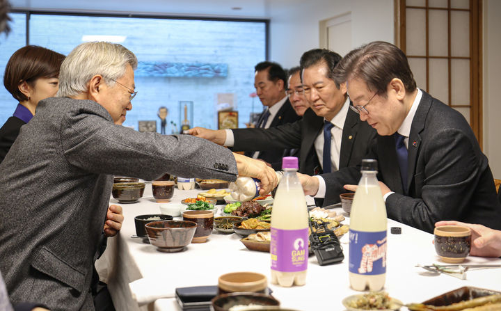[서울=뉴시스] 추상철 기자 = 이재명 더불어민주당 대표가 4일 문재인 전 대통령을 예방, 경남 양산시 평산마을 사저를 찾아 오찬을 함께하며 문 전 대통령으로부터 막걸리를 받고 있다. (사진=더불어민주당 제공) 2024.02.04. photo@newsis.com *재판매 및 DB 금지