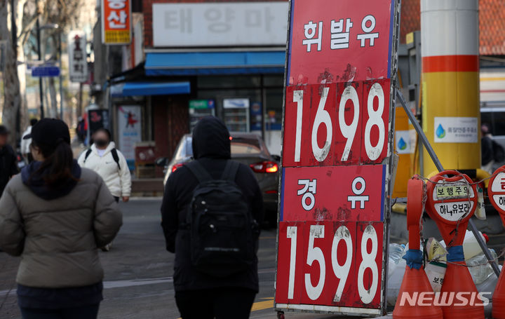 [서울=뉴시스] 김선웅 기자 = 서울 소재 주유소에서 휘발유와 경유가 판매되고 있다. 2024.02.04. mangusta@newsis.com