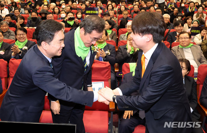 [서울=뉴시스] 추상철 기자 = 이낙연,김종민 새로운미래 공동대표가 4일 오후 서울 여의도 국회에서 열린 미래대연합과 새로운미래 공동 창당대회에서 이준석 개혁신당 대표와 악수하고 있다. 이날 두 정당은 '새로운미래'라는 당명으로 공동 창당했다.2024.02.04. scchoo@newsis.com