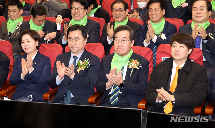 [서울=뉴시스] 추상철 기자 = 이낙연, 김종민 새로운미래 공동대표가 4일 오후 서울 여의도 국회에서 열린 미래대연합과 새로운미래 공동 창당대회에서 박수를 치고 있다. 이날 두 정당은 '새로운미래'라는 당명으로 공동 창당했다. 2024.02.04. scchoo@newsis.com