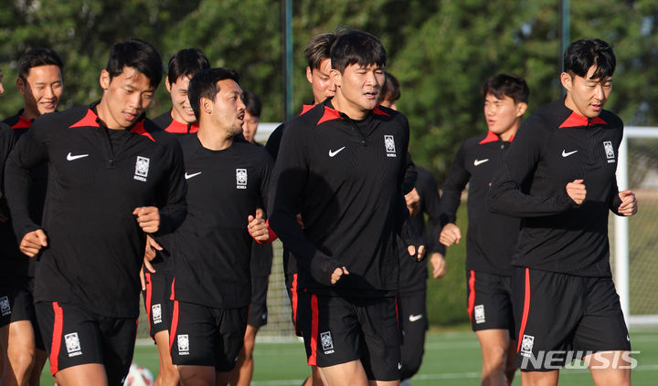 [도하(카타르)=뉴시스] 김근수 기자 = 대한민국 축구 국가대표팀 손흥민, 김민재,황희찬이 4일(현지시간) 카타르 도하 알에글라 트레이닝 센터에서 회복 훈련을 하고 있다. 2024.02.04. ks@newsis.com