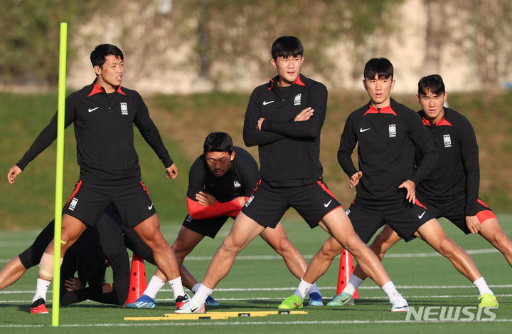 [도하(카타르)=뉴시스] 김근수 기자 = '2023 아시아축구연맹(AFC) 아시안컵' 당시 축구대표팀. 왼쪽부터 황희찬, 김민재, 황인범. 2024.02.04. ks@newsis.com