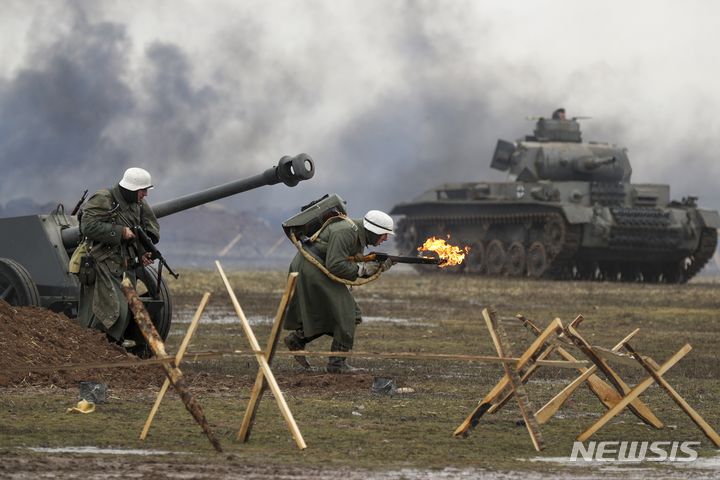 [볼고그라드=AP/뉴시스] '스탈린그라드 전투' 종전 81주년을 맞아 4일(현지시각) 러시아 볼고그라드(당시 스탈린그라드)에서 구소련과 나치 독일 군인으로 분장한 배우들이 당시 전투를 재현하고 있다. 1942년 8월 21일부터 199일 동안 지속된 이 전투는 서부전선의 노르망디 상륙작전과 함께 제2차 세계대전의 흐름을 가르는 분수령이 됐다. 이 전투로 군인과 민간인 약 200만 명이 숨진 것으로 알려졌다. 2024.02.05.
