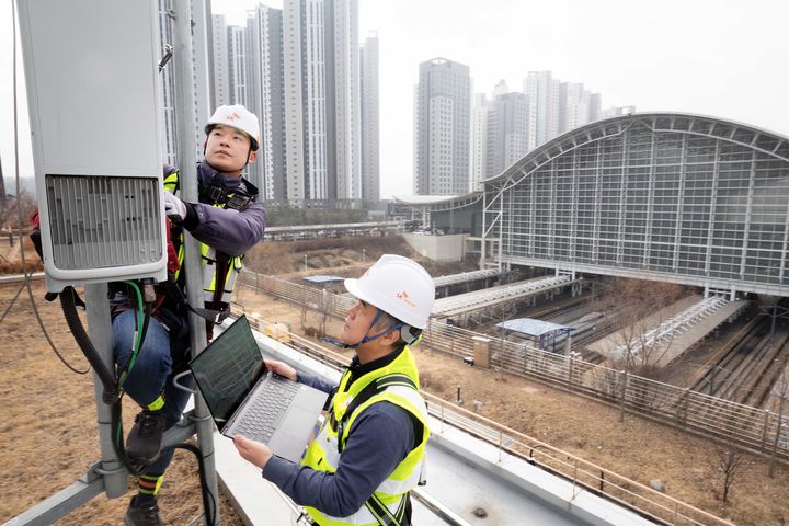 [서울=뉴시스] SK텔레콤이 설 연휴에 서비스를 안정적으로 제공하기 위해 특별 소통 상황실 운영, 기지국 용량 증설 등 이동통신 품질 집중 관리에 돌입한다고 5일 밝혔다. 사진은 SK텔레콤과 SK오앤에스 구성원이 이동통신 품질 관리를 위해 광명역 근방의 네트워크 장비를 사전 점검하는 모습 (사진=SK텔레콤 제공) *재판매 및 DB 금지