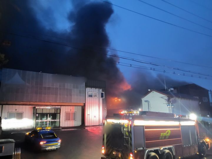 [화성=뉴시스] 화성 양감면 공장 화재 현장. (사진=경기도소방재난본부 제공) 2024.2.5. photo@newsis.com *재판매 및 DB 금지