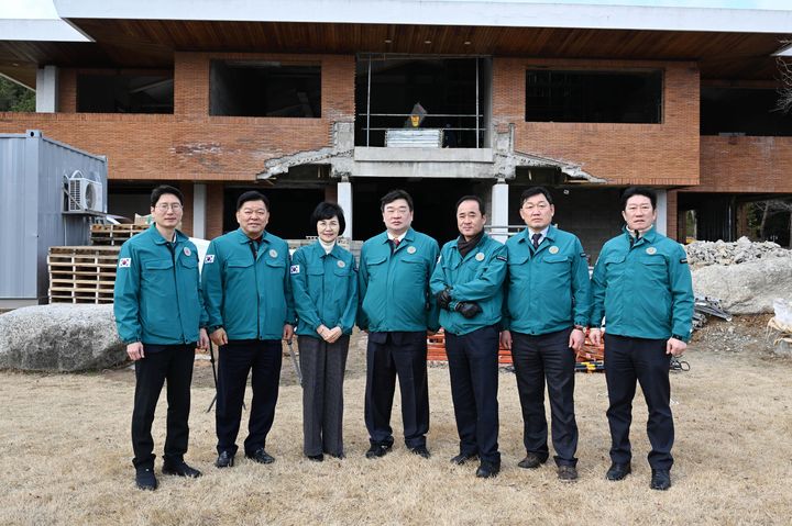 [부산=뉴시스]부산시의회 행정문화위원회는 지난 2일 수영구에 위치한 부산시 열린행사장 공사 현장과 부산아시아영화학교를 방문 점검했다. 공사 중인 열린행사장 앞에서 기념사진을 촬영하고 있다. (사진=부산시의회 제공) 2024.02.05. photo@newsis.com *재판매 및 DB 금지