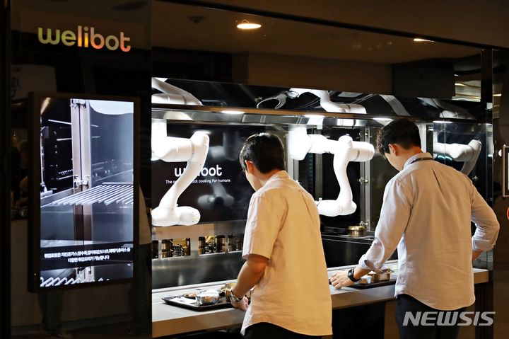 [서울=뉴시스] 삼성웰스토리 조리로봇 전문코너 웰리봇. (사진=삼성웰스토리 제공)