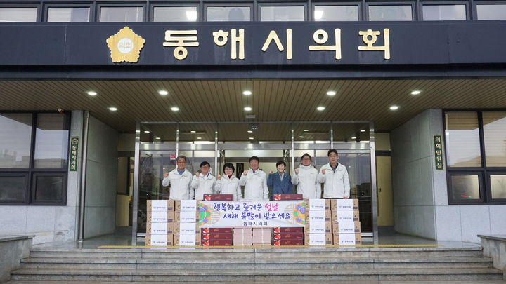  5일 동해시의회는 설 명절을 앞두고 지역 내 사회복지시설 7개소를 방문하고 위문품을 전달하고 있다. 동해시의회 제공 *재판매 및 DB 금지