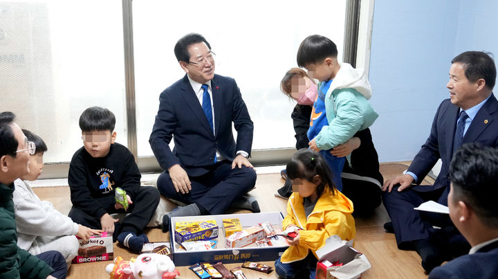  [무안=뉴시스] 송창헌 기자 = 김영록 전남지사가 설 명절을 앞둔 5일 강진군 강진읍 저소득 다둥이가정을 방문, 애로사항을 살피며 격려하고 있다. (사진=전남도 제공) 2024.02.05 photo@newsis.com *재판매 및 DB 금지