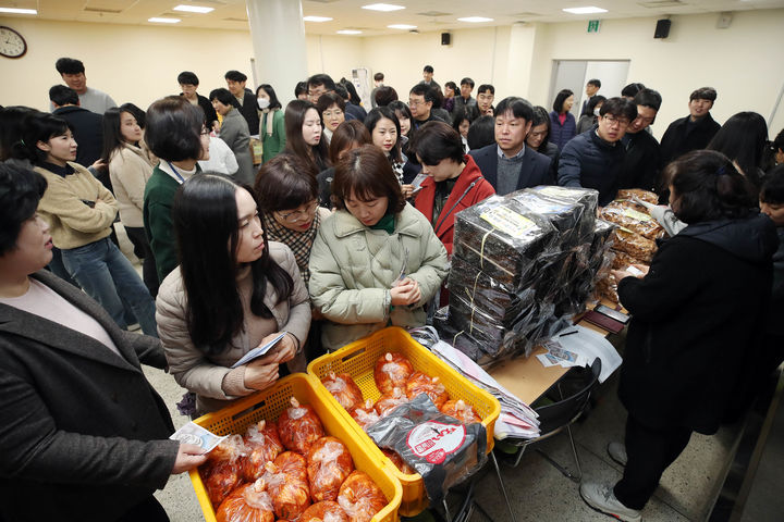 [광주=뉴시스] 지난해 설 명절 광주 북구가 개최한 상생장터 모습. (사진=광주 북구 제공) photo@newsis.com *재판매 및 DB 금지