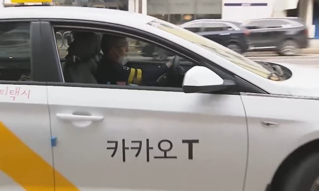 [서울=뉴시스] 대전에 있는 전국 유일 '뷰티 택시'가 카카오 측으로부터 운영 중단을 통보받았다. (사진= '전국 유일 '뷰티 택시' 날벼락..운영 중단?' 유튜브 캡처) 2024.2.5. photo@newsis.com *재판매 및 DB 금지