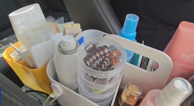 [서울=뉴시스] 대전에 있는 전국 유일 '뷰티 택시' 내부에 있는 미용 물품들이다. (사진= '전국 유일 '뷰티 택시' 날벼락..운영 중단?' 유튜브 캡처) 2024.2.5. *재판매 및 DB 금지