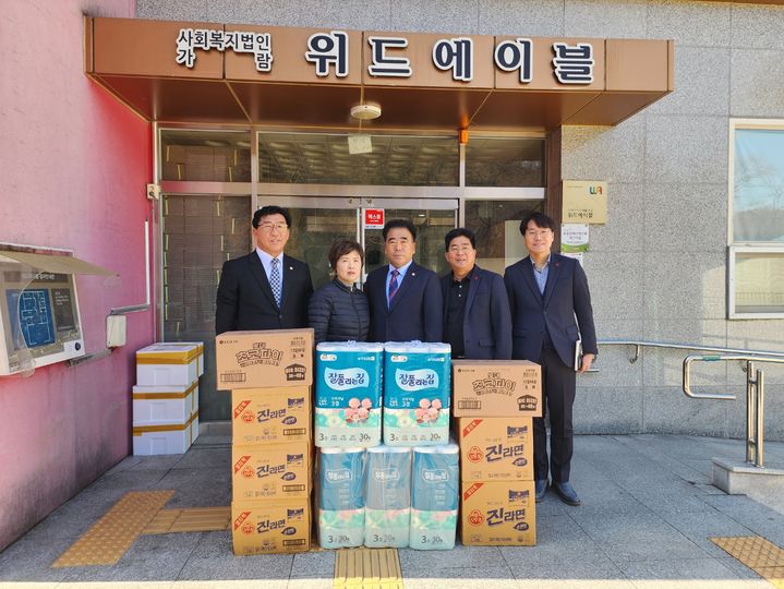 [함안=뉴시스]함안군의회, 설 명절맞이 어려운 군민 위문.2024.02.05.(사진=함안군 제공) photo@newsis.com *재판매 및 DB 금지