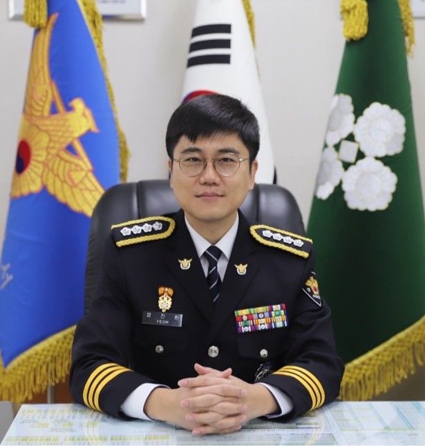 [고성(경남)=뉴시스] 신정철 기자= 경남 고성경찰서는 5일 회의실에서 제73대 염진환 서장(사진) 취임식을 가졌다. 이날 염 서장은 취임사에서 "경찰의 가장 기본적이고 중요한 주민의 안전과 행복을 책임지며 주민에게 관심과 애정을 갖고 정성을 다 할 것"을 당부했다.(사진=고성경찰서 제공).2024.02.05. photo@newsis.com *재판매 및 DB 금지