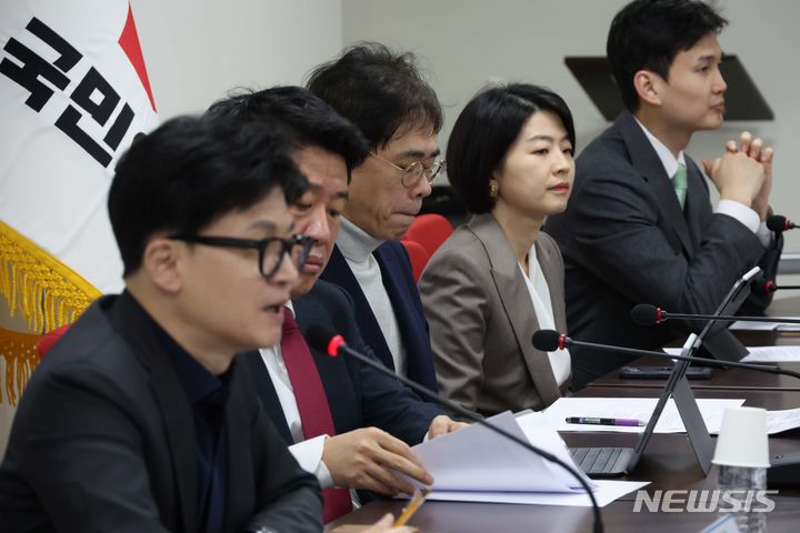 [서울=뉴시스] 조성봉 기자= 김경율 국민의힘 비대위원이 5일 오전 서울 여의도 국민의힘 중앙당사에서 열린 비상대책위원회 회의에서 굳은 표정을 짓고 있다. 2024.02.05. suncho21@newsis.com