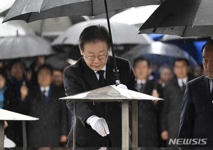 [광주=뉴시스] 박기웅 기자 = 이재명 더불어민주당 대표가 5일 오전 광주 북구 운정동 국립5·18민주묘지에서 헌화·분향하고 있다. 2024.02.05. pboxer@newsis.com