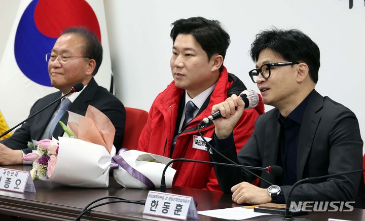 [서울=뉴시스] 조성봉 기자= 한동훈 국민의힘 비상대책위원장이 5일 오전 서울 여의도 국민의힘 중앙당사에서 열린 영입인재 환영식에서 발언을 하고 있다. 왼쪽부터 윤재옥 원내대표, 진종오 전 사격 국가대표, 한 위원장. 2024.02.05. suncho21@newsis.com