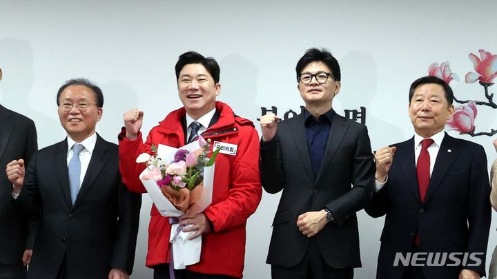 [서울=뉴시스] 조성봉 기자= 한동훈 국민의힘 비상대책위원장이 5일 오전 서울 여의도 국민의힘 중앙당사에서 열린 영입인재 환영식에서 진종오 전 사격 국가대표와 기념촬영을 하고 있다. 왼쪽부터 윤재옥 원내대표, 진종오 전 국가대표, 한 위원장, 이철규 공동 인재영입 위원장. 2024.02.05. suncho21@newsis.com