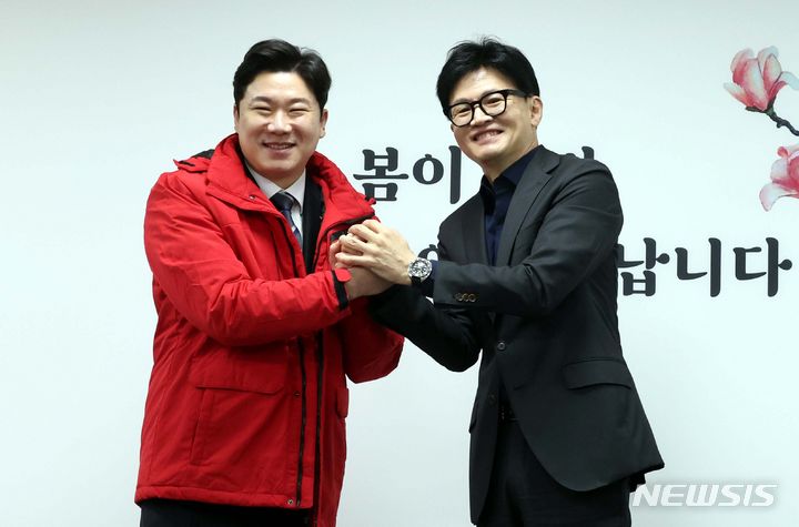 [서울=뉴시스] 조성봉 기자= 한동훈 국민의힘 비상대책위원장이 5일 오전 서울 여의도 국민의힘 중앙당사에서 열린 영입인재 환영식에서 진종오 전 사격 국가대표와 두 손을 잡고 있다. 2024.02.05. suncho21@newsis.com