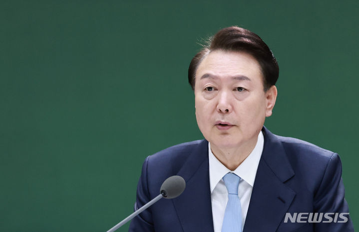 [하남=뉴시스] 전신 기자 = 윤석열 대통령이 5일 경기도 하남 신우초등학교에서 '따뜻한 돌봄과 교육이 있는 늘봄학교' 주제로 열린 아홉 번째 국민과 함께하는 민생토론회에서 발언하고 있다. (대통령실통신사진기자단) 2024.02.05. photo1006@newsis.com