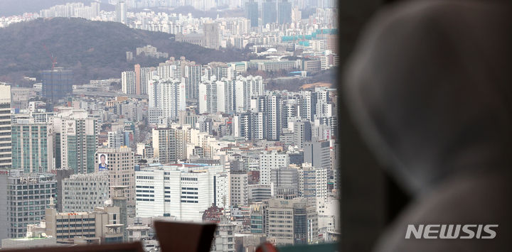 [서울=뉴시스] 홍효식 기자 = 서울 중구 남산에서 바라본 아파트 모습. 2024.02.05. yesphoto@newsis.com