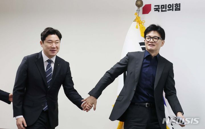 [서울=뉴시스] 조성봉 기자= 한동훈 국민의힘 비상대책위원장이 지난달 5일 오전 서울 여의도 국민의힘 중앙당사에서 열린 영입인재 환영식에서 진종오 전 사격 국가대표의 손을 잡고 참석하고 있다. 2024.02.05. suncho21@newsis.com