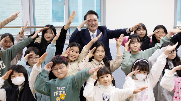 [서울=뉴시스] 윤석열 대통령이 5일 경기도 하남 신우초등학교에서 '따뜻한 돌봄과 교육이 있는 늘봄학교' 주제로 열린 아홉 번째 국민과 함께하는 민생토론회에 앞서 늘봄학교 방송댄스 프로그램을 참관하고 있다. (사진=대통령실 제공) 2024.02.05. photo@newsis.com *재판매 및 DB 금지