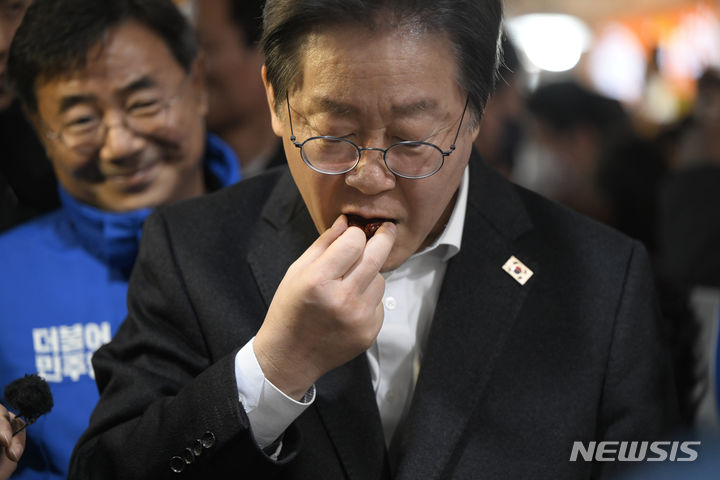[광주=뉴시스] 박기웅 기자 = 이재명 더불어민주당 대표가 5일 오후 광주 서구 양동시장을 방문해 대추를 맛보고 있다. 2024.02.05. pboxer@newsis.com