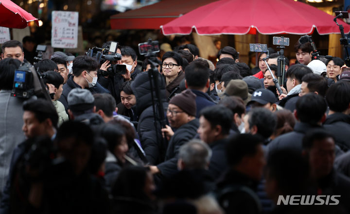 [서울=뉴시스] 김선웅 기자 = 한동훈 국민의힘 비상대책위원장이 설 명절 연휴를 나흘 앞둔 5일 서울 동대문구 청량리 청과물시장을 방문하고 있다. 2024.02.05. mangusta@newsis.com