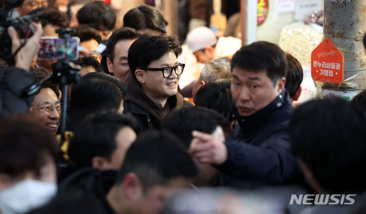 [서울=뉴시스] 김선웅 기자 = 한동훈 국민의힘 비상대책위원장이 설 명절 연휴를 나흘 앞둔 5일 서울 동대문구 경동시장을 방문해 시민들과 인사를 나누고 있다. 2024.02.05. mangusta@newsis.com