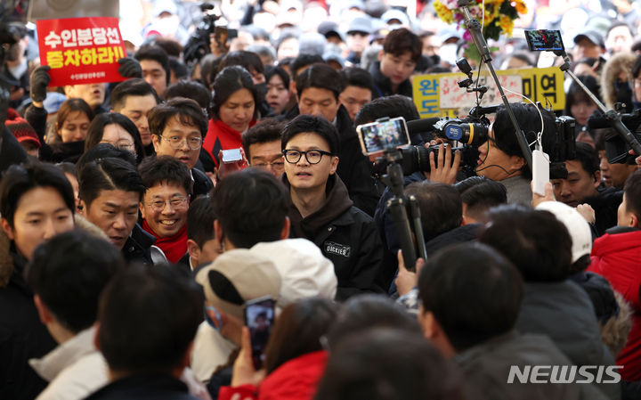 [서울=뉴시스] 김선웅 기자 = 한동훈 국민의힘 비상대책위원장이 설 명절 연휴를 나흘 앞둔 5일 서울 동대문구 경동시장을 방문하고 있다. 2024.02.05. mangusta@newsis.com